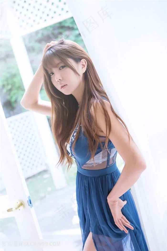 穿晚礼服的韩国美女许允美写真摄影图片
