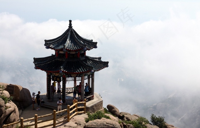 山岭上的观景亭