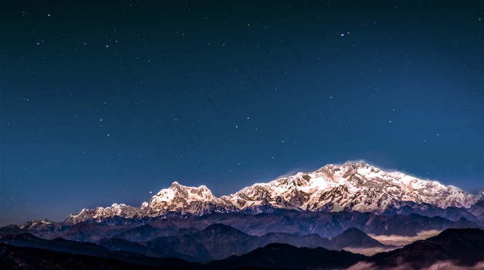 夜空下的雪山山水风景图片