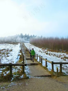 雪中小路的行人图片 雪中小路的行人图片