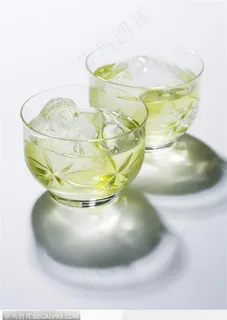 清凉饮品-玻璃杯中的柠檬水