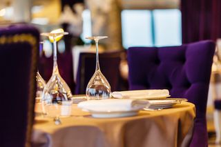 圆形高档餐桌上的西式餐具高清图片