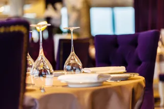 圆形高档餐桌上的西式餐具高清图片