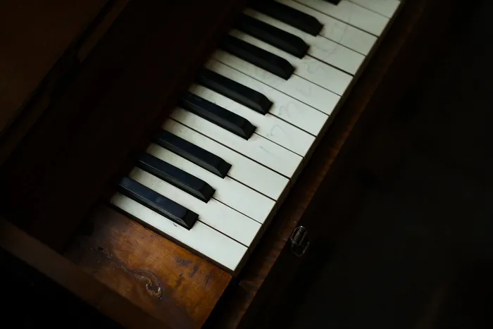 复古钢琴琴键图片