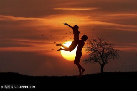 夕阳下的情侣图片