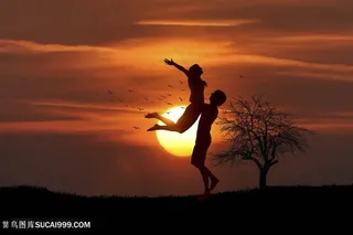 夕阳下的情侣图片