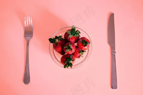 一碗鲜红草莓图片
