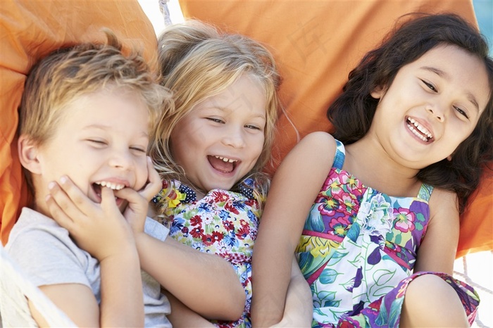 快乐的小孩摄影高清图片