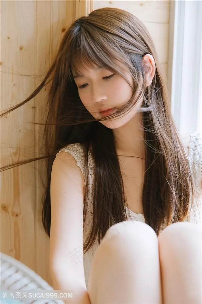 靠在墙边的清纯女生图片