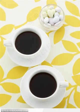 清凉饮品-两杯俯视下的咖啡