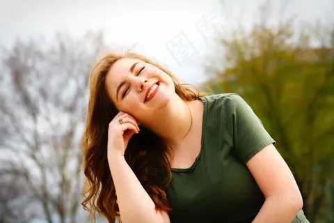 美女少妇微笑图片 美女少妇微笑图片