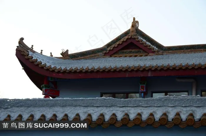 白雪覆盖的古屋檐