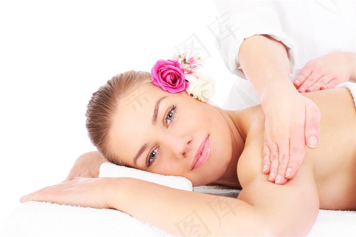 正在做SPA的戴花美女