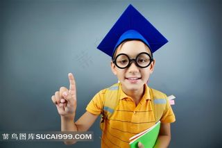 戴着博士帽竖起食指的儿童图片素材