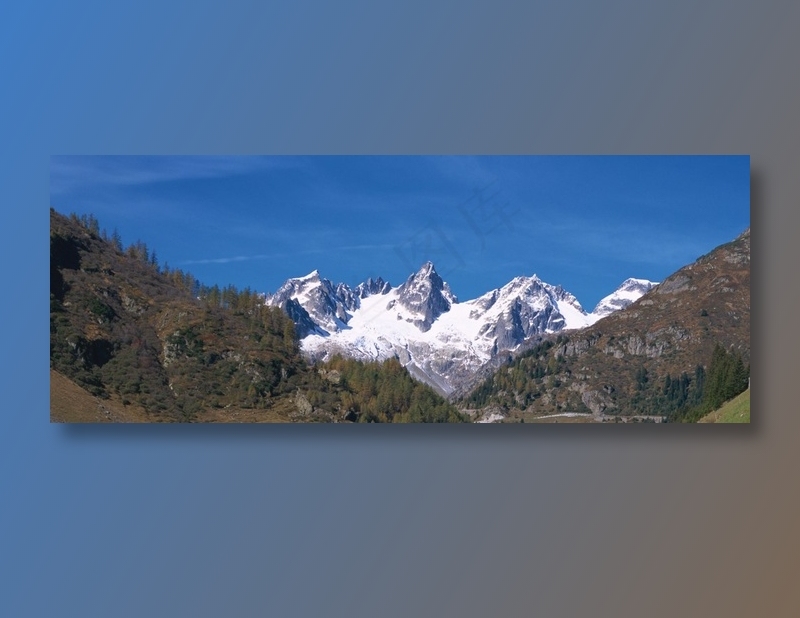 蓝天下山岭间的雪峰