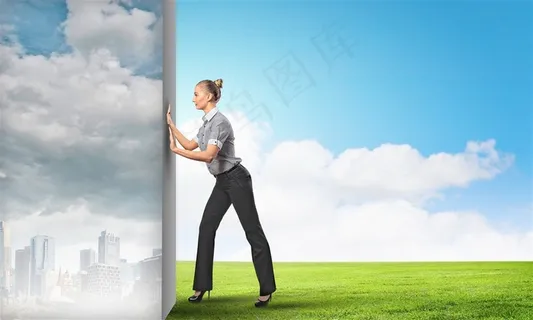 推开墙壁的女人图片 推开墙壁的女人图片