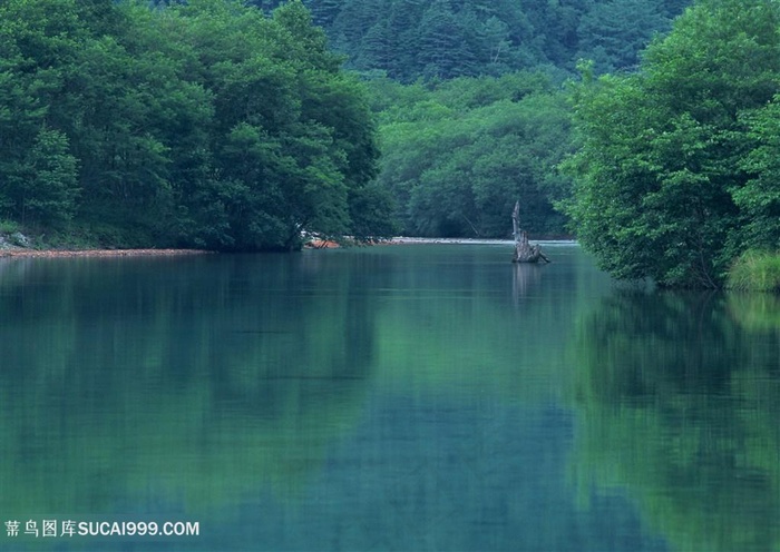 湖畔山峦美景