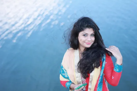 亚洲美女长卷发图片 亚洲美女长卷发图片