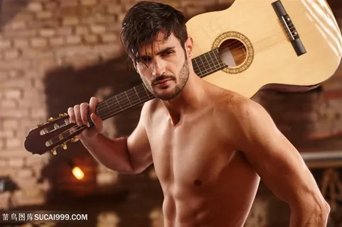 背着吉他的男人肌肉男健美图片 背着吉他的男人肌肉男健美图片