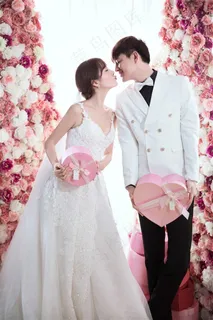 在花柱里亲吻的恋人婚纱样片 在花柱里亲吻的恋人婚纱样片
