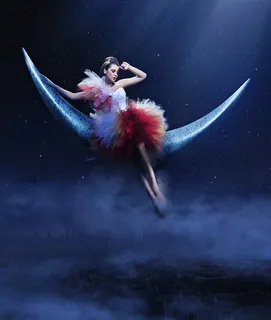 唯美夜空坐在月亮上的美女高清图片