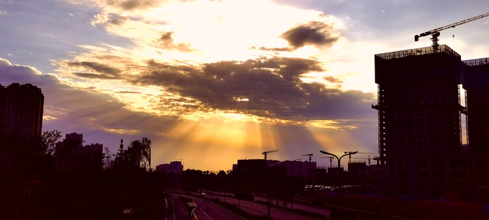 夕阳剪影圣光再现丁达尔现象