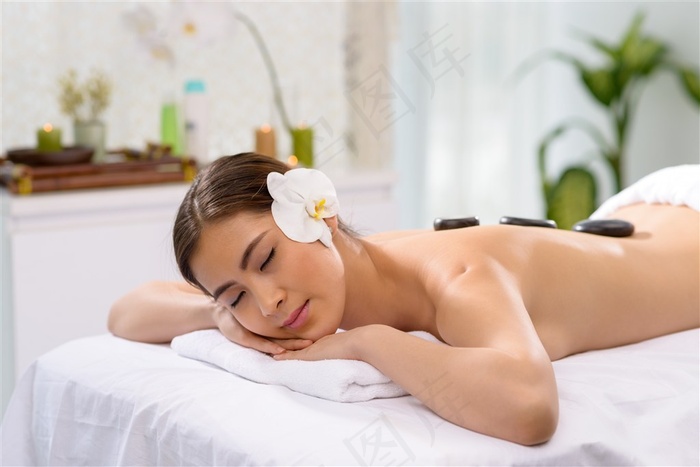 趴在理疗床上闭着眼睛做理疗的美女高清图片