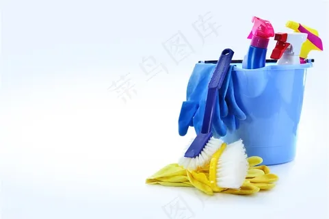 放着清洁剂的收纳桶
