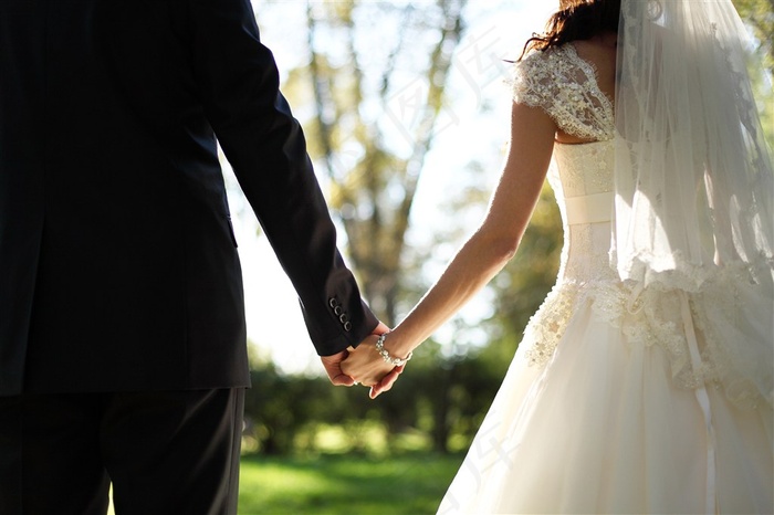 欧美婚纱照情侣牵手图片