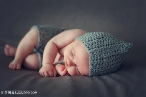 侧着睡觉的宝宝百天照图片