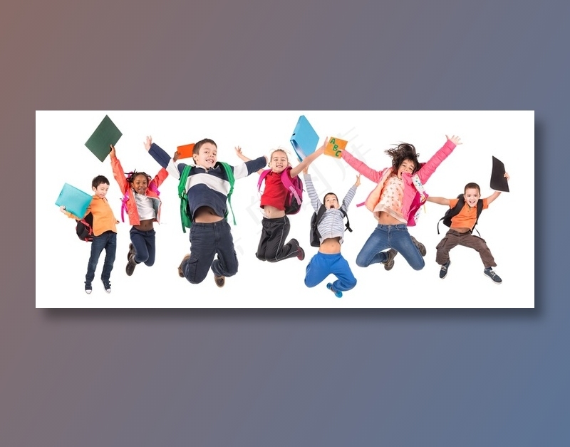 开心起跳的儿童们