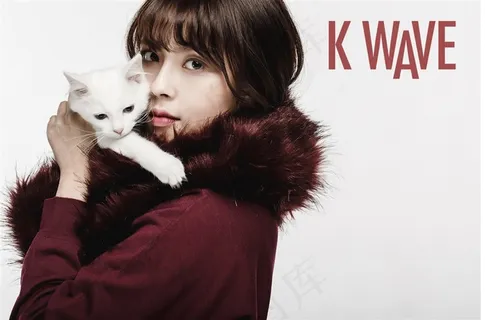 抱着小猫的女人