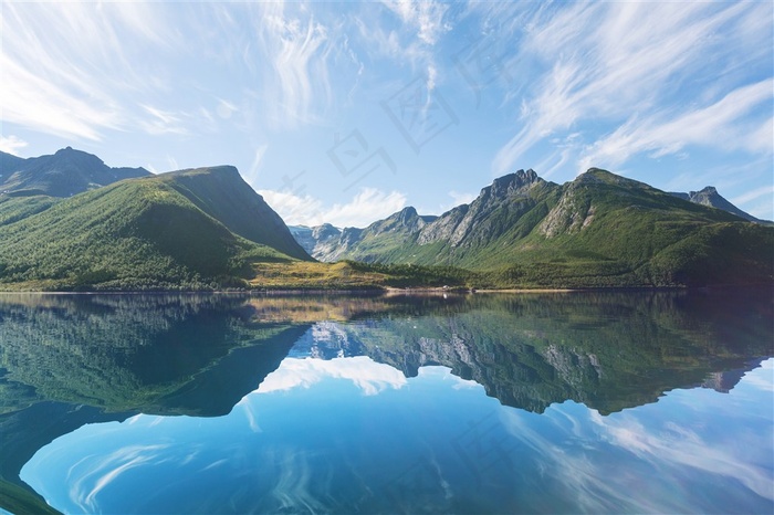 蓝天白云湖畔山水风景图片