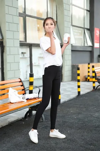 打底黑裤女模特高清摄影