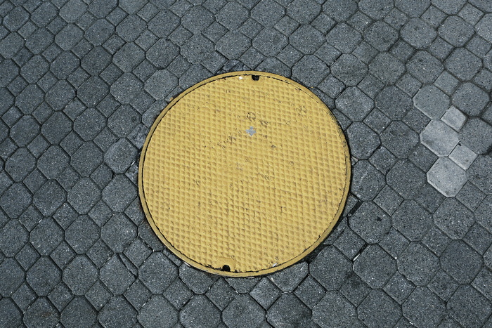 黄色井盖图片