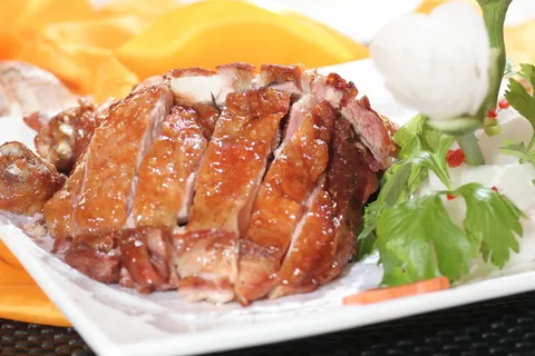 一品风味鸡28元（采用几十种原料腌制而成，蔬香浓郁、回味无穷 