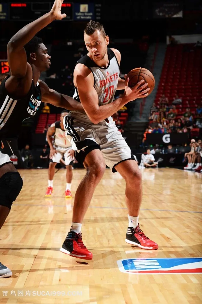 NBA夏季联赛带球进攻的莫泰尤纳斯