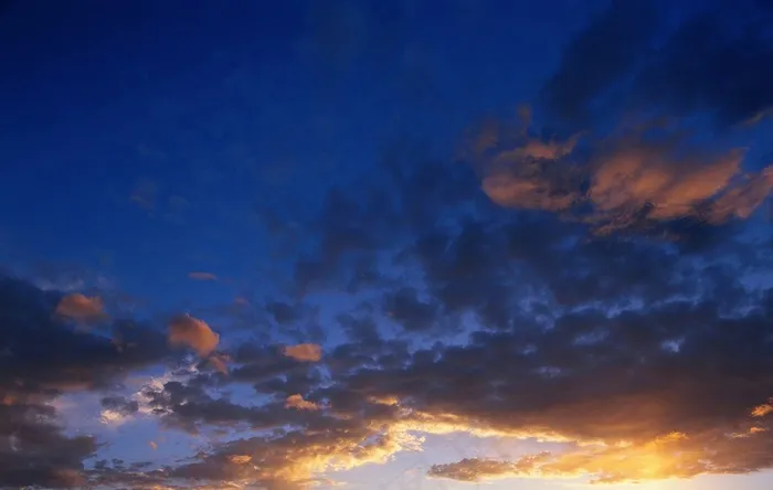 天空中夜空下的彩云