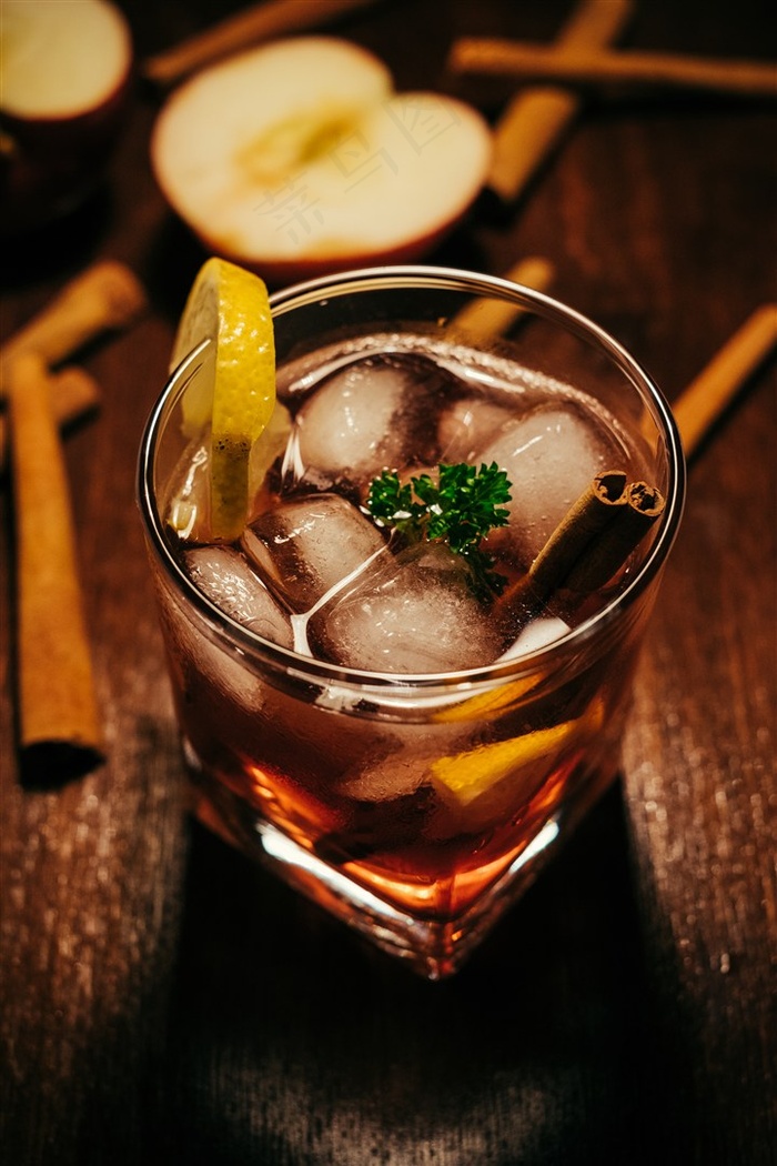 新鲜的柠檬酒水