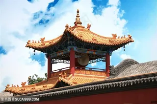 蓝天白云下的古亭院子