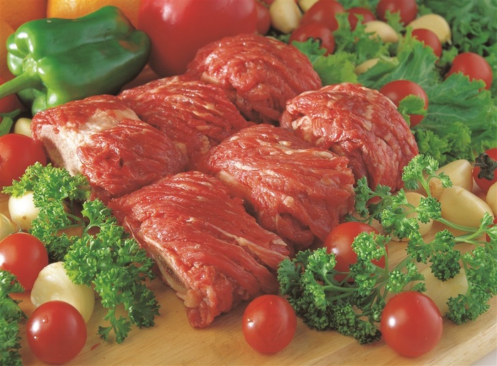 食材生牛骨与配菜的搭配美食图片