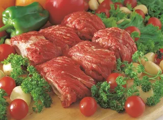 食材生牛骨与配菜的搭配美食图片