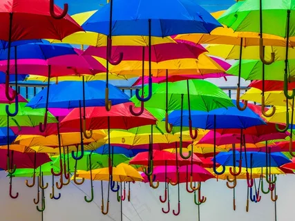 五颜六色雨伞天幕图片 五颜六色雨伞天幕图片