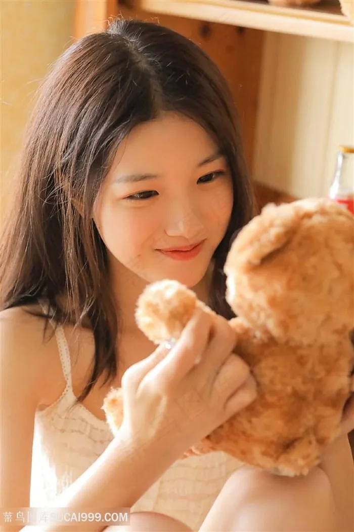 拿着玩具熊的清纯女生图片