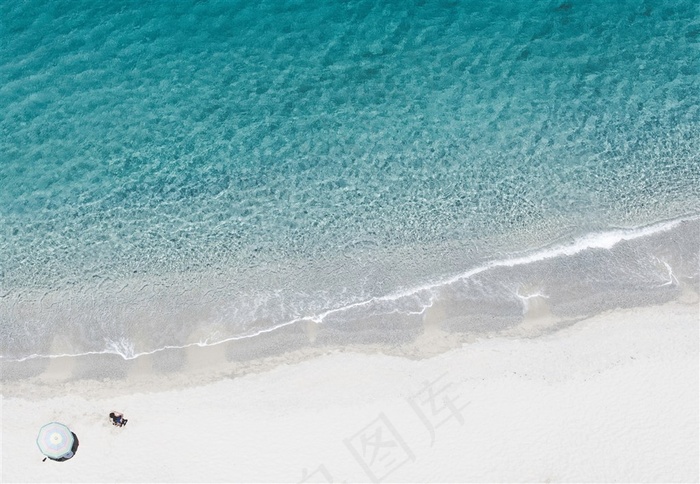 大海潮水与银色的沙滩摄影高清图片