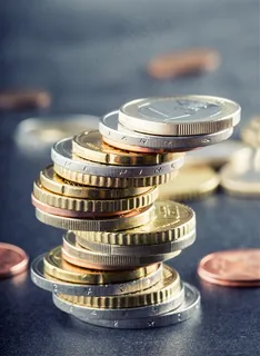 叠放的钱币高清图片