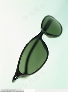 时尚用品-斜放的墨绿色墨镜