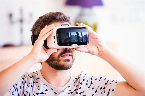 国外戴VR眼镜的男士图片