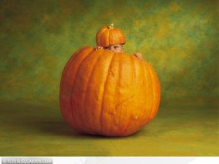 装扮成南瓜的婴儿