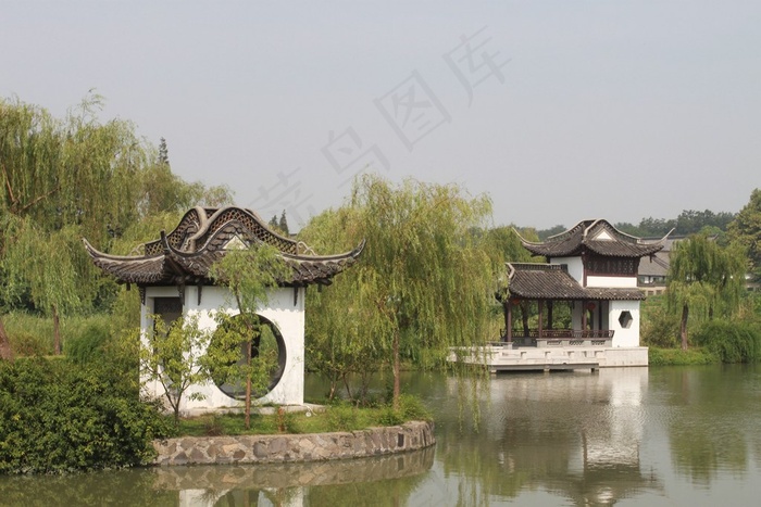 池塘边树林中的观赏亭